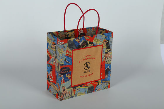 2022 bolsa de papel artesanal al por mayor diseño personalizado bolsa de regalo de papel impreso con cuerda de algodón