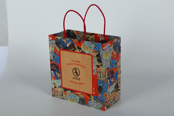 2022 bolsa de papel artesanal al por mayor diseño personalizado bolsa de regalo de papel impreso con cuerda de algodón
