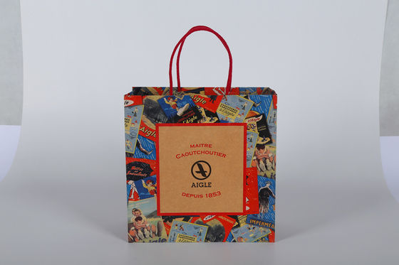 2022 bolsa de papel artesanal al por mayor diseño personalizado bolsa de regalo de papel impreso con cuerda de algodón