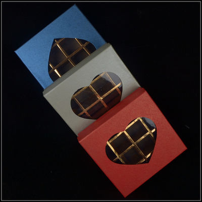 Cajas de cartón con base y tapa, caja de chocolate para el día de San Valentín con ventana de plástico.