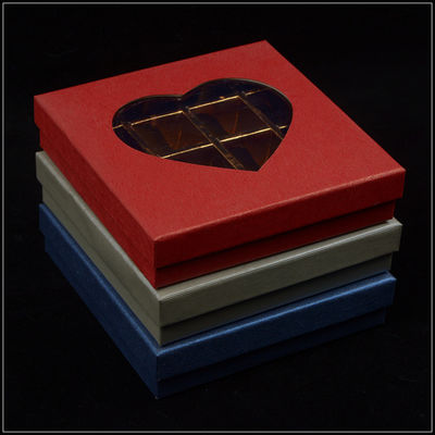 Cajas de cartón con base y tapa, caja de chocolate para el día de San Valentín con ventana de plástico.