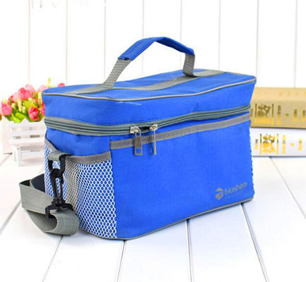 12 latas de cerveza congelado aislado fresco bolsas de toque color azul puro para la familia