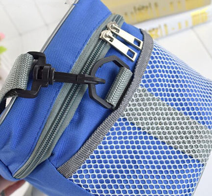 12 latas de cerveza congelado aislado fresco bolsas de toque color azul puro para la familia