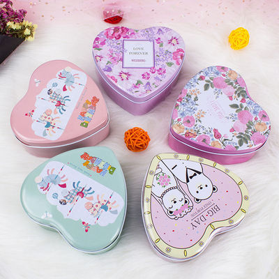 Envasado de caramelos en forma de corazón para San Valentín y cumpleaños