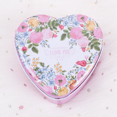 Envasado de caramelos en forma de corazón para San Valentín y cumpleaños