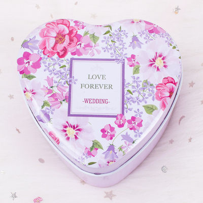 Envasado de caramelos en forma de corazón para San Valentín y cumpleaños
