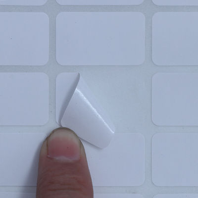 Rollo de etiquetas de la impresora de códigos de barras térmicos en blanco, rollo de etiquetas de códigos de barras resistentes al agua