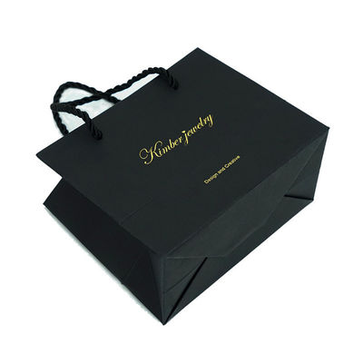 Bolsas de venta al por menor impresas a medida en negro Material reciclado con logotipo de papel de oro