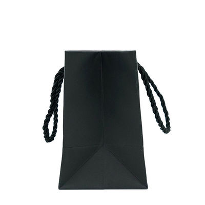 Bolsas de venta al por menor impresas a medida en negro Material reciclado con logotipo de papel de oro