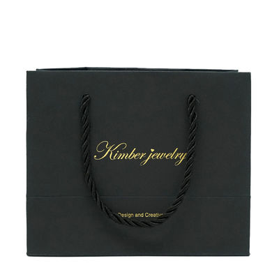 Bolsas de venta al por menor impresas a medida en negro Material reciclado con logotipo de papel de oro