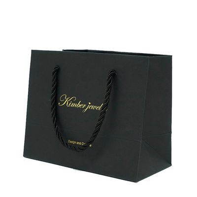 Bolsas de venta al por menor impresas a medida en negro Material reciclado con logotipo de papel de oro