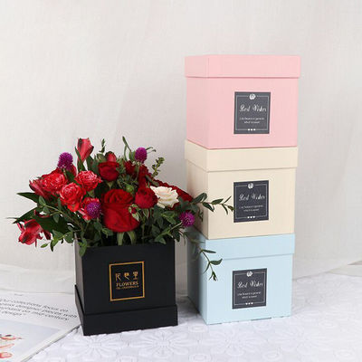 Caja de regalo de papel rígido de color rosa real con cinta redonda y cuadrada